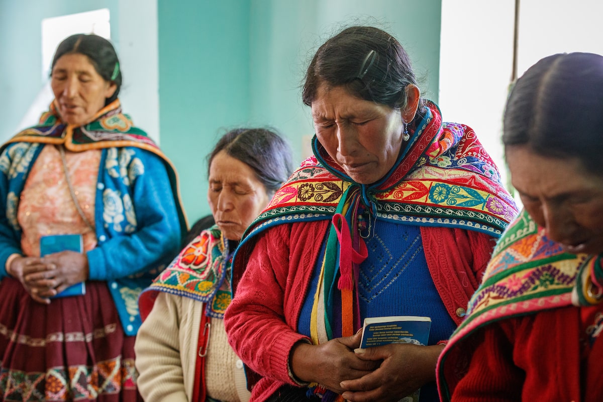 Peru women praying